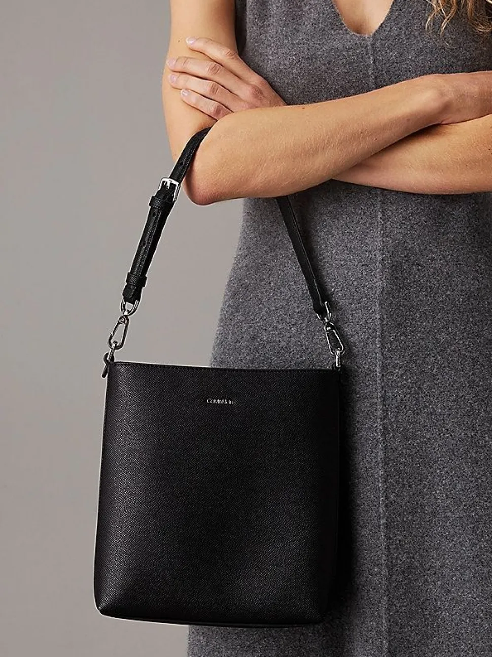borsa_a_secchiello_calvin_klein_nera_10.webp Cheap Calvin Klein Borsa a secchiello Nera