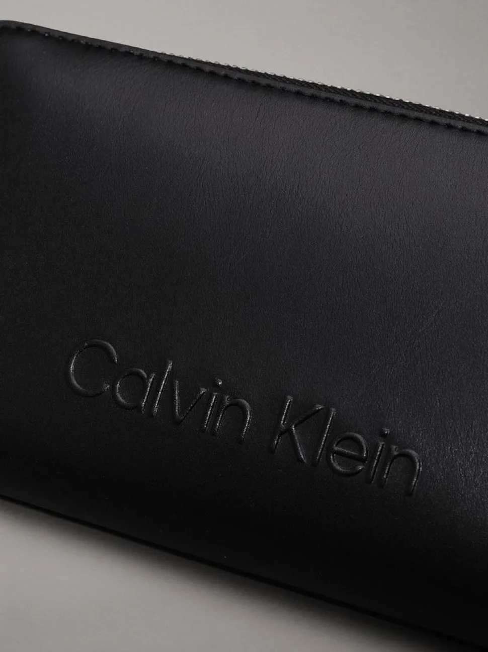 portafoglio_donna_con_zip_calvin_klein_nero_4-1.webp Cheap Calvin Klein Portafoglio donna con zip Nero